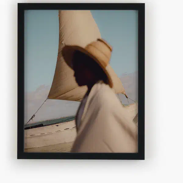 Sussurro — black frame overhead