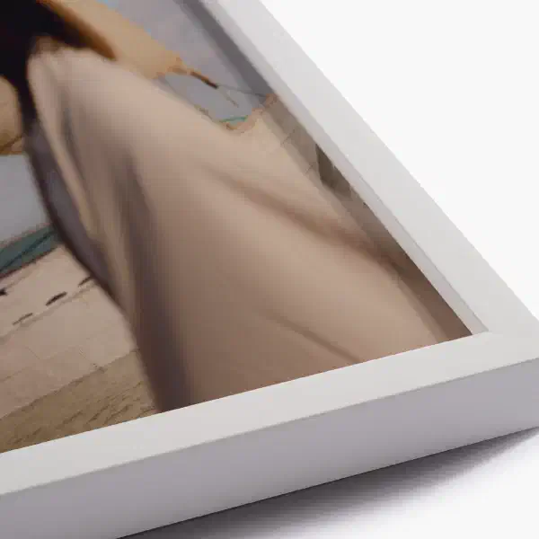 Sussurro — white frame detail